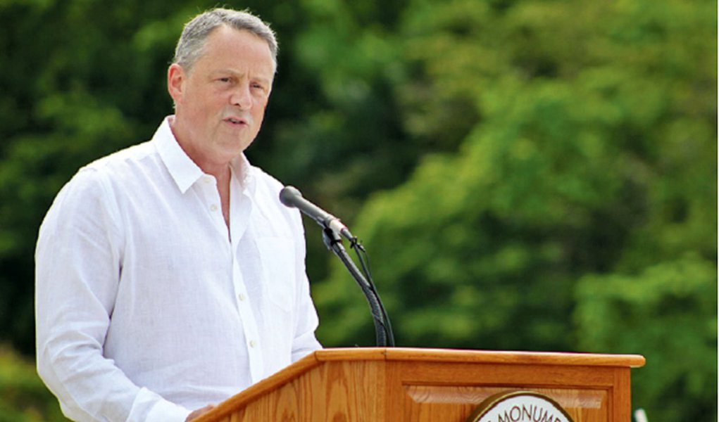 Embaixador dos EUA no Panamá, John Feeley, renunciou ao cargo alegando que não se sente mais capaz de servir sob o presidente Donald Trump; "Assinei um juramento de servir fielmente ao presidente e a seu governo de forma apolítica, mesmo quando eu não concordasse com algumas políticas. Meus instrutores deixaram claro que se eu acreditasse que não pudesse fazer isso, eu seria honrado em renunciar. Esse momento chegou", escreveu
