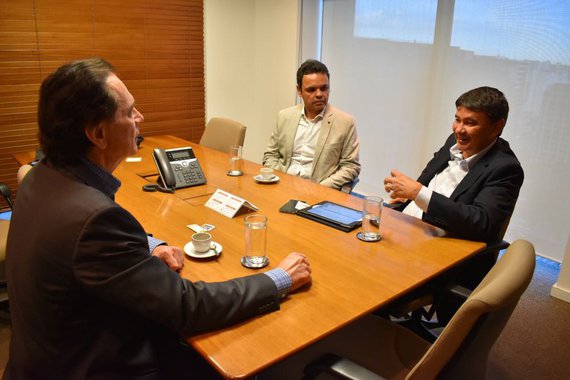 O governador Wellington Dias e presidente da Associação Piauiense de Municípios (APPM), Gil Carlos, estiveram em São Paulo, em audiência com o diretor de Portos e Logística da Companhia Siderúrgica Nacional (CSN), Pedro Brito, onde trataram da retomada das obras da Ferrovia Transnordestina; “Já temos parceiros da iniciativa privada interessados em somar para que as obras sejam concluídas o quanto antes”, destacou Dias; o projeto prevê 1.753 km de ferrovia, integrando o Piauí, Ceará e Pernambuco, sendo 395 km de ferrovia em território piauiense
 