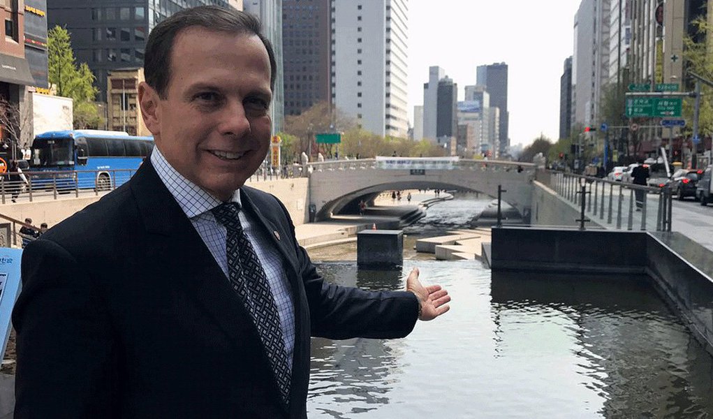 O prefeito de São Paulo, João Dória (PSDB), disse ter eliminado "100% das viagens nos últimos três meses"; levando em consideração a conta feito pelo tucano, ele teria parado de viajar em 9 de outubro de 2017, mas a agenda oficial registra pelo menos 14 compromissos dele fora da capital paulista; segundo agenda divulgada no site da prefeitura, no dia 12 de outubro, por exemplo, Doria se apresentou em uma palestra na Universidade Bocconi Lecture, em Milão, na Itália; um dia depois, na mesma cidade, encontrou-se com o prefeito Giuseppe Sala e também atendeu a um coquetel da grife Dolce&amp;Gabanna