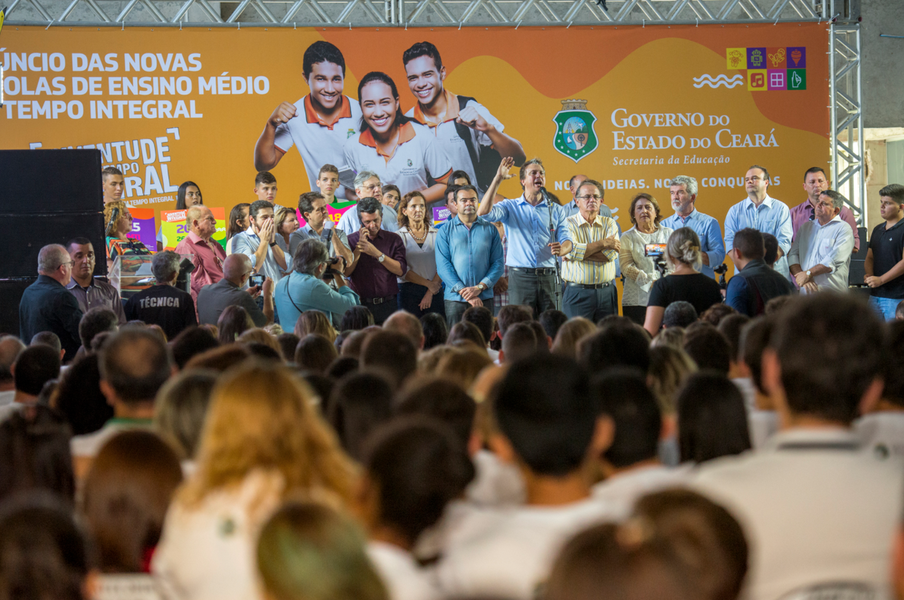 O governador Camilo Santana (PT) anunciou, na manhã desta quinta-feira (1), a ampliação da jornada prolongada em mais 40 unidades de ensino, somando 111 Escolas de Ensino Médio em Tempo Integral no Estado. As novas EEMTIs estão localizadas em 21 municípios, dos quais 13 ofertarão o Ensino Médio em Tempo Integral pela primeira vez