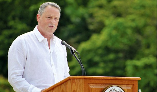 Embaixador dos EUA no Panamá, John Feeley, renunciou ao cargo alegando que não se sente mais capaz de servir sob o presidente Donald Trump; "Assinei um juramento de servir fielmente ao presidente e a seu governo de forma apolítica, mesmo quando eu não concordasse com algumas políticas. Meus instrutores deixaram claro que se eu acreditasse que não pudesse fazer isso, eu seria honrado em renunciar. Esse momento chegou", escreveu