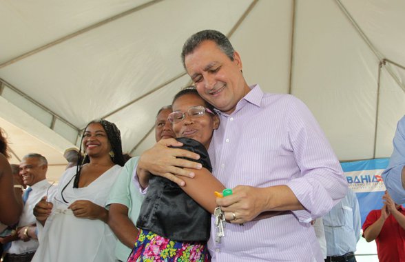 O governador Rui Costa afirmou na cerimônia de entrega, neste domingo, que os imóveis foram construídos com recursos estaduais; "Esta é a última entrega de um total de 411 casas, investimento de aproximadamente R$ 64 milhões. Mas não são só as casas, a região do entorno do conjunto passou por um processo de urbanização completa, com a construção de 76 quilômetros de rede de esgoto e 25 quilômetros de rede de água. Agora, eu autorizei a Conder a colocar os pisos nas casas, para que todos vivam com mais conforto, em uma casa mais bonita", disse Rui
