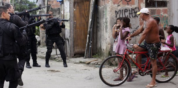 Para uma análise mais profunda e sistêmica da violência e da criminalidade é preciso discutir as causas desses fenômenos e como está estruturado o sistema de prevenção e combate aos crimes. Somente assim poderemos entender por que a violência estrutural e cultural são características históricas e persistentes em nossa sociedade (há séculos)