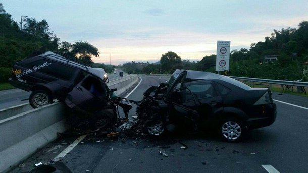 Dez pessoas morreram e pelo menos duas ficaram feridas em estado grave em dois acidentes na rodovia BR 101, na madrugada deste sábado (30), no Estado do Rio de Janeiro, em direção ao Espírito Santo; em um deles, um veículo perseguido por uma equipe da Polícia Rodoviária Federal colidiu de frente com outro veículo, matando seis pessoas na hora