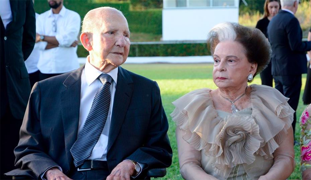 Empresário e ex-ministro Armando Monteiro Filho, 92, faleceu por volta das 6h30 desta terça-feira (2), em sua residência, no Recife. Monteiro Filho era genro do ex-governador de Pernambuco Agamenon Magalhães e exerceu os cargos de estadual, deputado federal, além de ter sido ministro da Agricultura no governo João Goulart. Ele era pai de seis filhos, dentre eles o senador Armando Monteiro Neto (PTB) e o presidente do Grupo EQM, Eduardo de Queiroz Monteiro; governador do Estado, Paulo Câmara (PSB), decretou luto oficial de três dias