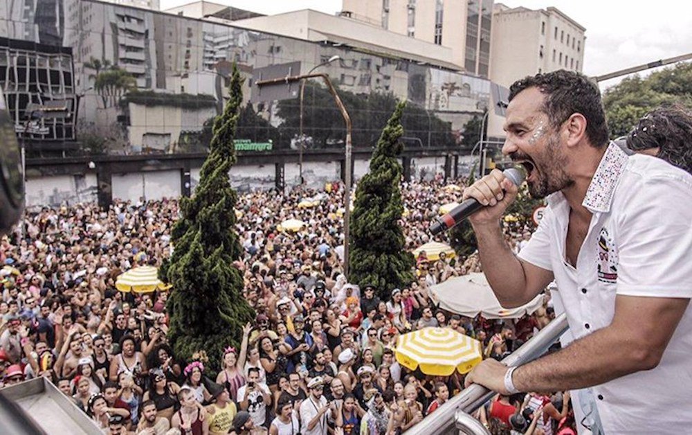 Com o lema É Proibido Proibir, o Acadêmicos do Baixo Augusta arrastou uma multidão nas ruas centrais da capital paulista neste domingo (4); o bloco, representante da região da cidade com intensa vida cultural, diversidade e boemia, deu voz aos protestos contra a censura, a desigualdade, o racismo, o machismo e a injustiça