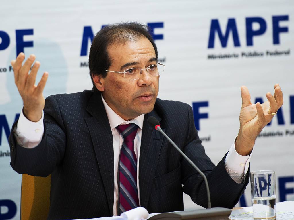 O jornalista Luís Nassif lembra em artigo uma palestra de 2013 do procurador Nicolao Dino, pouco depois de deflagrada a Operação Lava Jato; 'Dino Neto considera que, na era da informação, o princípio da presunção da inocência foi substituído pelo princípio da cognitividade: "O sujeito que aparece nas manchetes de jornais de domingo está condenado. Muitas vezes pela voz de um procurador, pela antecipação de um juízo de valor por um juiz. Devemos repudiar isso"', lembra Nassif