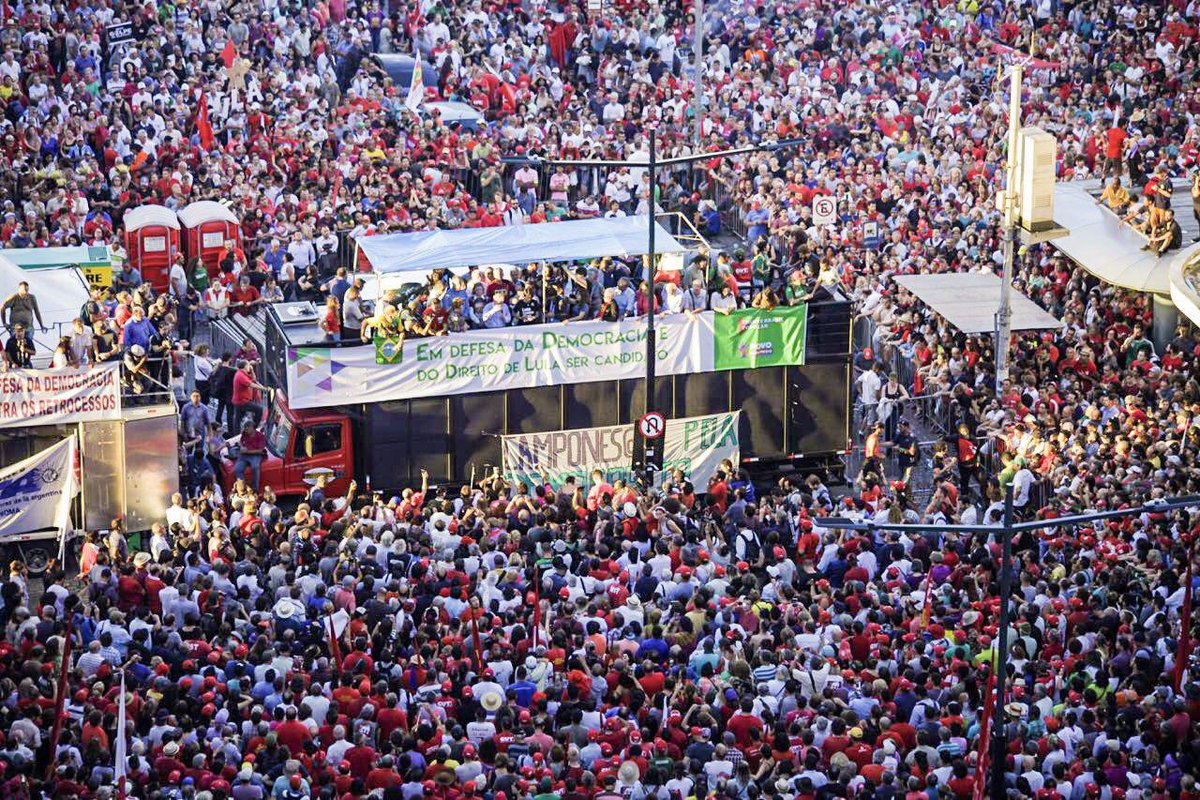 "Em um gesto de elegância, as caravanas de militantes que vieram de todo o País e do exterior para acompanhar o julgamento do ex-presidente Lula concederam a Porto Alegre o título de 'capital da democracia'. Muito merecido", escreve Marcelo Auler, em seu blog