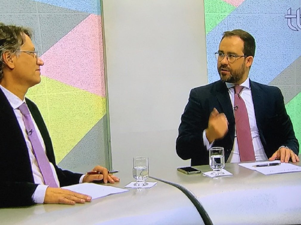 Repaginada, a nova Televisão Brasil Central (TBC) voltou a oferecer ao telespectador não só cobertura em tempo real dos fatos mais importantes do Estado, mas também debates que estão dando o que falar; foi o caso, por exemplo, da entrevista do presidente da Ordem dos Advogados do Brasil (OAB) em Goiás, Lúcio Flávio de Paiva, ao programa Roda de Entrevista da última terça-feira; o Roda de Entrevista - tanto o nacional, transmitido pela TV Cultura, quanto o local - é famoso por ser o programa de debates mais importante do Brasil há anos