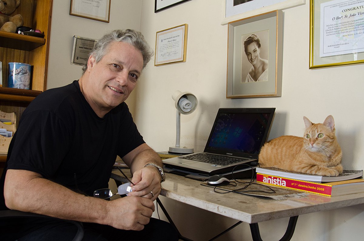 A biografia “Jango e Eu – Memórias de Um Exílio Sem Volta” narra o exílio do ex-presidente João Goulart (1918-1976) após o Golpe Militar no Brasil; mais de 50 anos depois e a partir de suas memórias de infância, adolescência e início da fase adulta, João Vicente Goulart, filho do ex-presidente, recupera um período turbulento, com relatos da vida no Uruguai (onde foi alfabetizado), fazendo um verdadeiro inventário afetivo e histórico da família Goulart
