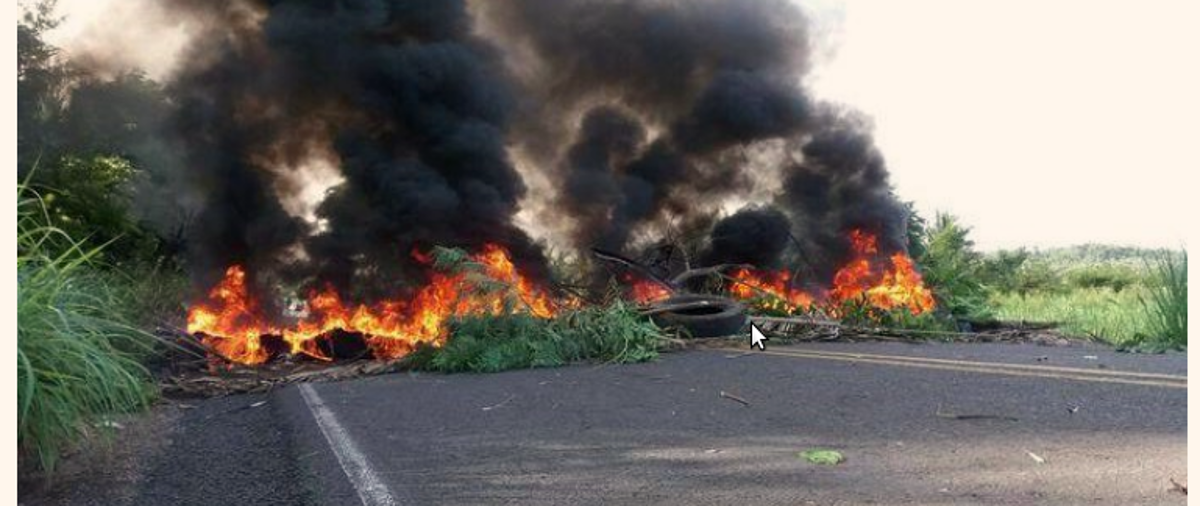 Moradores do município de União interditaram a rodovia PI-112 na manhã desta terça-feira (6) em protesto contra o aumento da passagem de ônibus para Teresina; nas vans, o valor passou de R$ 6,00 para R$ 8,00 e nos ônibus subiu de R$ 5,00 para R$ 8,00; os moradores atearam fogo em troncos de arvores e pneus, bloqueando toda a via, interditando a PI-112 nos dois sentidos desde às 6h