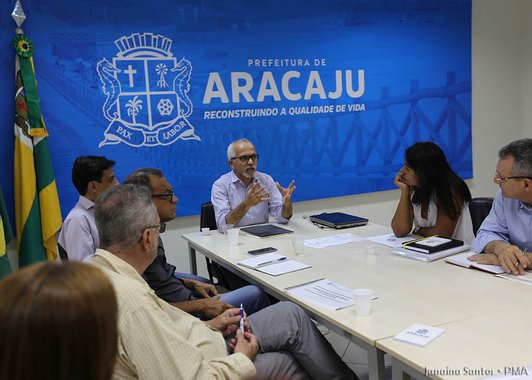 Além de fazer uma análise da situação de Aracaju sobre o tema, ficou definida a criação de um comitê que irá formatar a criação de um núcleo de habitação e para tratar de soluções para o déficit habitacional da cidade; “Temos que encontrar alternativas viáveis, e, para isso, vamos criar um comitê que irá estudar as possibilidades de atuação do nosso governo nesta área”, afirmou o prefeito
