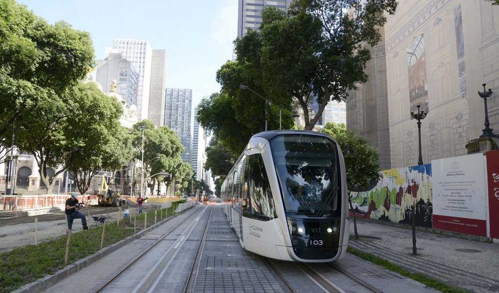 A circulação da linha 2 do VLT foi interrompida, após um intenso tiroteio no Morro da Providência, na Zona Portuária do Rio; de acordo com a assessoria das Unidades de Polícia Pacificadora (UPP) Providência, os policiais foram recebidos a tiros por criminosos
