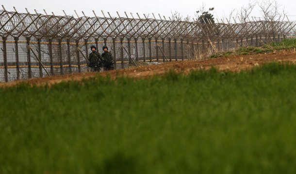 
As tensões na península da Coreia não podem ser reduzidas através de ações militares, afirmou o embaixador da China na Rússia, Li Hui; tanto Moscou quanto Pequim consideram que no passado ou no futuro "este problema não tem uma solução militar", sendo que esse caminho "só agravaria a situação e provocaria graves consequências", opina o chefe da missão diplomática chinesa na Rússia; segundo ele, para resolver a crise coreana, primeiramente, é vital livrar cada parte de seus "receios justificados ligados à segurança"
