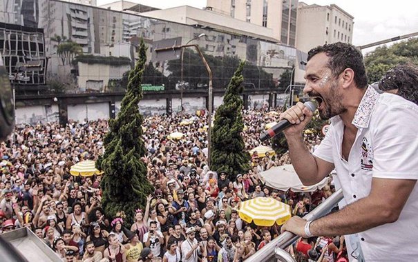 Com o lema É Proibido Proibir, o Acadêmicos do Baixo Augusta arrastou uma multidão nas ruas centrais da capital paulista neste domingo (4); o bloco, representante da região da cidade com intensa vida cultural, diversidade e boemia, deu voz aos protestos contra a censura, a desigualdade, o racismo, o machismo e a injustiça