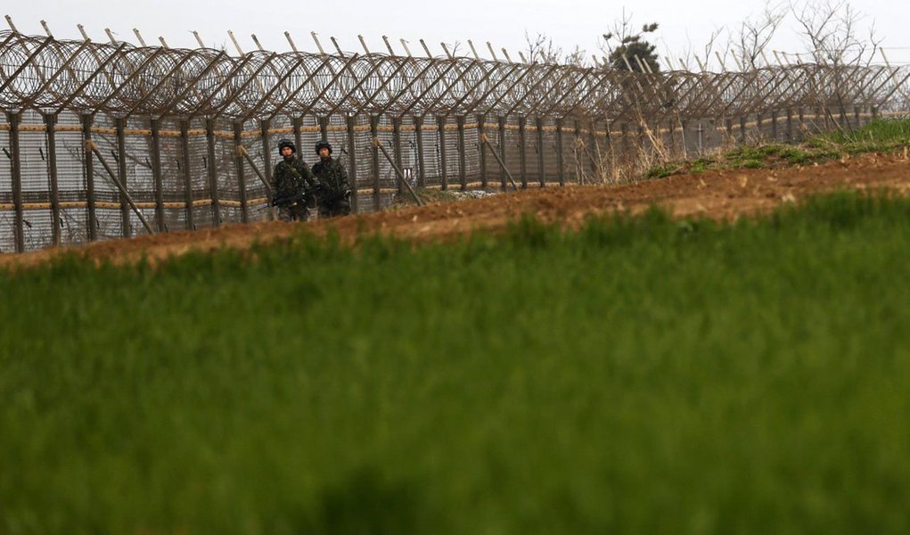 
As tensões na península da Coreia não podem ser reduzidas através de ações militares, afirmou o embaixador da China na Rússia, Li Hui; tanto Moscou quanto Pequim consideram que no passado ou no futuro "este problema não tem uma solução militar", sendo que esse caminho "só agravaria a situação e provocaria graves consequências", opina o chefe da missão diplomática chinesa na Rússia; segundo ele, para resolver a crise coreana, primeiramente, é vital livrar cada parte de seus "receios justificados ligados à segurança"
