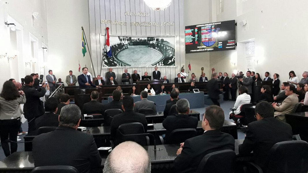 O governador Renan Filho (MDB) não poupou de críticas o seu companheiro de partido e desafeto político: o presidente mais rejeitado da história política do Brasil e o único investigado suspeito de recebimento de propinas no exercício do cargo, Michel Temer; “O governo Michel Temer, depois de nada ter feito até aqui, propõe a criação do Ministério da Segurança Pública, como se isso fosse a saída para os problemas da área”, disparou o governador durante o discurso de abertura dos trabalhos da Assembleia Legislativa de Alagoas, exercício de 2018