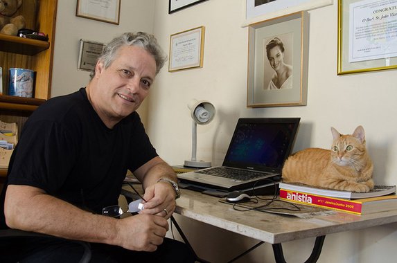 A biografia “Jango e Eu – Memórias de Um Exílio Sem Volta” narra o exílio do ex-presidente João Goulart (1918-1976) após o Golpe Militar no Brasil; mais de 50 anos depois e a partir de suas memórias de infância, adolescência e início da fase adulta, João Vicente Goulart, filho do ex-presidente, recupera um período turbulento, com relatos da vida no Uruguai (onde foi alfabetizado), fazendo um verdadeiro inventário afetivo e histórico da família Goulart
