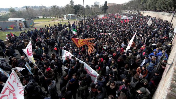Milhares de pessoas marcharam neste sábado (10) contra o fascismo em Macerata, no centro da Itália, uma semana depois de um tiroteio por ódio racial que deixou seis feridos nesta pequena cidade; muitos manifestantes chegaram de longe para participar do protesto, convocado por grupos antifascistas, ONGs, sindicatos e alguns partidos políticos de esquerda - eles cantaram "Bella ciao" e outros clássicos do antifascismo