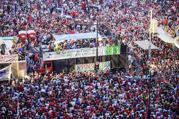 "Em um gesto de elegância, as caravanas de militantes que vieram de todo o País e do exterior para acompanhar o julgamento do ex-presidente Lula concederam a Porto Alegre o título de 'capital da democracia'. Muito merecido", escreve Marcelo Auler, em seu blog