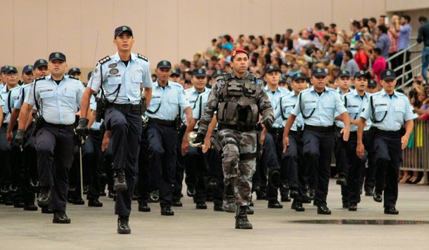 Mais 1.305 policiais militares serão empossados pelo governador Camilo Santana (PT) nesta quinta-feira (28), em solenidade no Centro de Eventos do Ceará. A meta do Governo do Estado é ter os 4.200 novos policiais reforçando o policiamento nas ruas ainda no primeiro semestre de 2018
