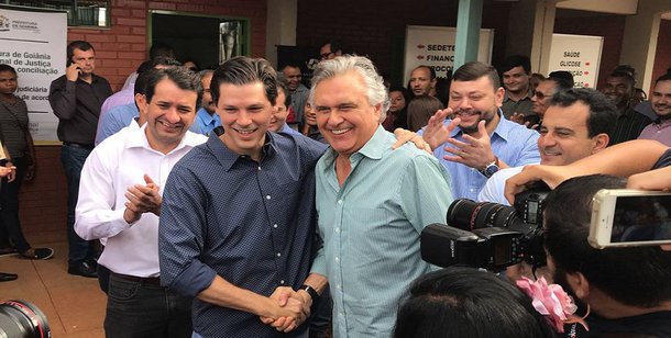 Deputado e senador se encontraram numa frente de serviços organizada pelo prefeito Iris Rezende; na frente das câmeras, trocaram apertos de mão e até se abraçaram, vendendo a ideia de união da oposição; nos discursos, não se entenderam; Caiado afirmou que hora de ter humildade, fazer a união e se curvar ao desejo da sociedade; ele hoje lidera as pesquisas e cobra apoio do PMDB; Daniel Vilela disse que a oposição pode ganhar a eleição para o governo mesmo tendo dois candidatos
