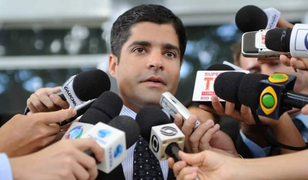 Ao comentar sobre as eleições de 2018, o prefeito de Salvador, ACM Neto (DEM) disse que, a partir de janeiro, pretende dedicar parte do seu tempo "para conversas políticas, para ouvir minhas bases, consultar parceiros na capital e no interior, mas, sobretudo, para ouvir pessoas fora da política"; o chefe do executivo municipal disse não ter receio que seus adversários, em uma possível candidatura do democrata, associem ele a Michel Temer, com quase 100% de rejeição; "Primeiro, porque não votei nele. Quem votou em Michel Temer como candidato a vice-presidente e quem o escolheu para ocupar essa posição foi o PT"