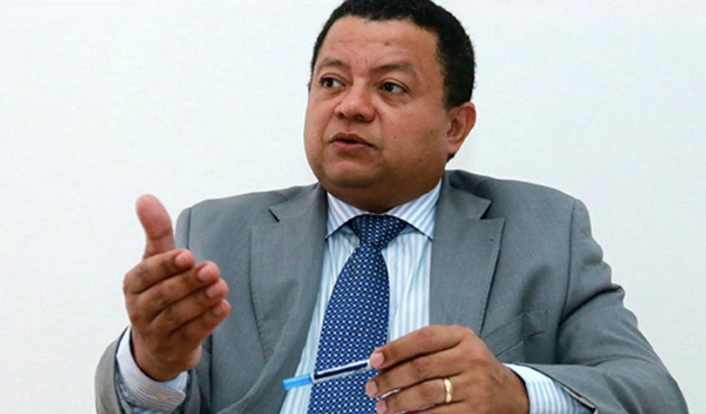 O partido afirma, através de nota publicada pelo ex-juiz Marlon Reis, pré-candidato ao governo, que a “irresponsabilidade fiscal” e a “incompetência” dos atuais gestores colocaram o Tocantins em situação grave; decisão de entrar com a ação ocorreu após a repercussão do pagamento do décimo terceiro ter sido liberado apenas para parte do funcionalismo; objetivo é impedir que o governo Marcelo Miranda (PMDB) contrate pessoal sem concurso público por conta do grave momento financeiro