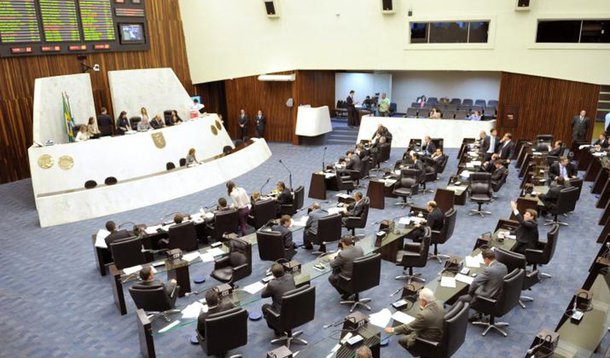 Na Assembleia Legislativa do Paraná (ALEP), este ano, não houve crise, na mesma proporção que sobrou disposição para ferrar os servidores e a sociedade; de um orçamento de R$ 617 milhões, o legislativo informou que “economizou” R$ 251 milhões; numa conta rápida, a ALEP jura que economizou para os cofres públicos 40,7% do orçamento de 2017; no exercício do ano passado (2016), os parlamentares também anunciaram que devolveram R$ 245 milhões para o governador Beto Richa (PSDB) com aqueles famosos “checões” frios; o orçamento daquele período era de R$ 657 milhões