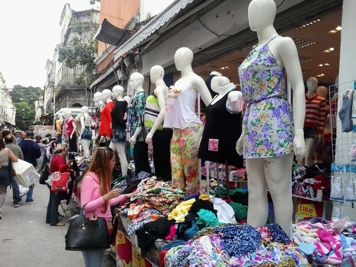 Apesar do movimento ficar abaixo do esperado, as compras de última hora para o Natal levaram consumidores a enfrentar temperaturas de mais de 30 graus para encontrar bons preços no mais famoso centro de comércio popular do Rio de Janeiro, a Sociedade de Amigos das Adjacências da Rua da Alfândega (Saara); expectativa era de que o local fosse lotar, mas tudo indica que as vendas de Natal deste ano serão menores do que no ano passado 
