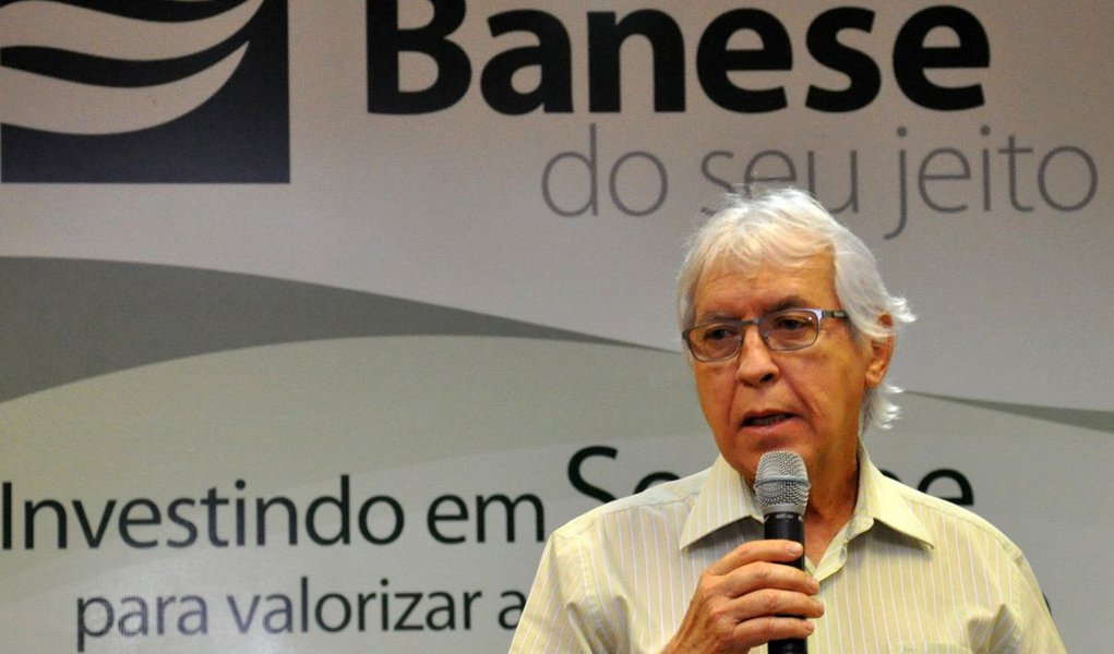As operações de crédito realizadas pelo Banco do Estado de Sergipe (Banese) para antecipação da segunda parcela do 13º salário dos servidores públicos, aposentados e pensionistas do Estado injetaram na economia estadual mais de R$ 70 milhões; "Cerca de 40 mil servidores públicos já aderiram às operações do Banese, desde o início deste mês, e isso aquece a economia sergipana neste final de ano. As pessoas com o dinheiro do décimo se programam melhor para fazer suas compras e pagar suas dívidas", disse o presidente do Banco, Fernando Mota