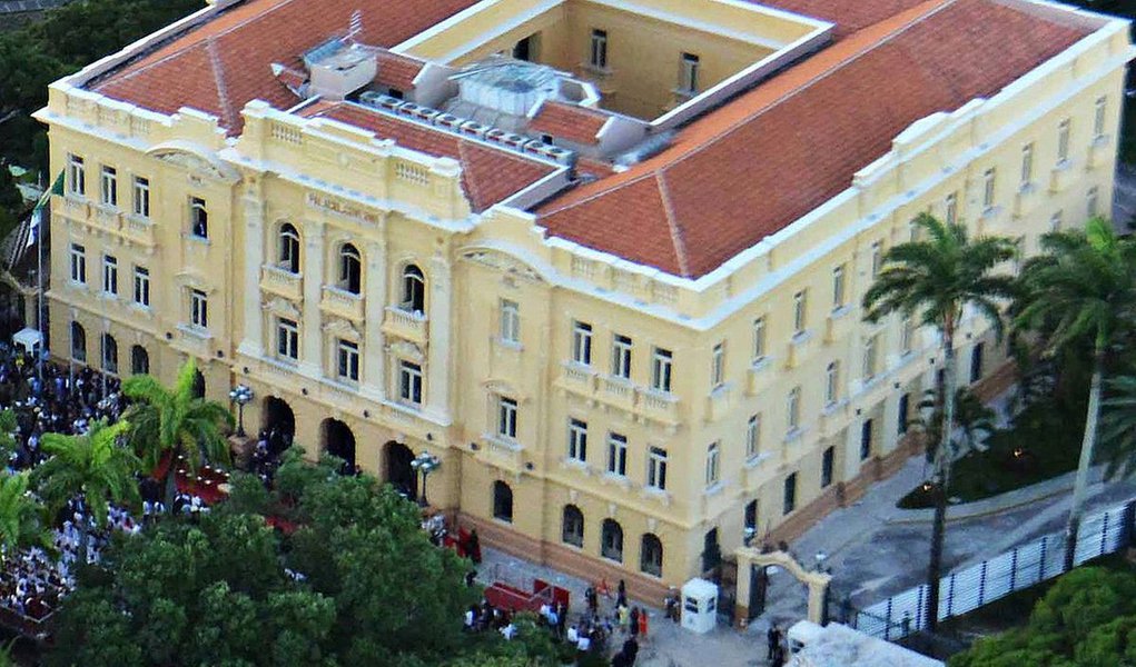 O Banco Nacional de Desenvolvimento Econômico e Social (BNDES) concluiu a renegociação de dívida com os estados, que somam R$ 7,8 bilhões; de acordo com o banco, as unidades federativas prorrogaram os prazos de pagamento em dez anos, incluindo a carência de quatro anos. Pernambuco teve uma renegociação de R$ 119,4 milhões; do total renegociado, R$ 1,7 bilhão são relativos a São Paulo, o maior valor; depois aparecem Bahia, com R$ 1,6 bilhão, Maranhão (R$ 1 bilhão), Paraíba (R$ 750,3 milhões) e Piauí (R$ 515,8 milhões)