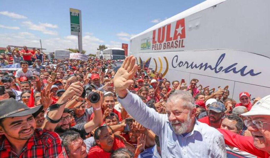 "Tiram do povo os seus direitos e querem tirar também o direito de lutar pelos seus direitos. Tiram a democracia do País e querem impedir que o povo lute pela democracia. Mas o povo chegará a Porto Alegre, alegre, combativo, organizado, em ordem, pronto para ocupar as ruas e as praças que são do povo, como o céu é do condor, segundo Castro Alves. O povo não faltará ao compromisso de 24 de janeiro, com o Lula, com a democracia, com a Porto Alegre indômita", diz o colunista Emir Sader; "Não há Câmara de Vereadores, não há lei, não há decreto que o impedirá"