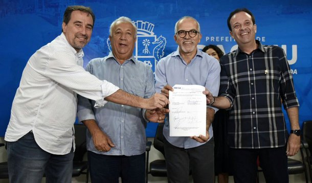 O convênio foi assinado pelo prefeito de Aracaju, Edvaldo Nogueira, e pelo o presidente da Caixa Econômica Federal, Gilberto Occhi, e vai possibilitar ao município dar continuidade a 21 obras; recursos são do programa de financiamento de contrapartidas, o CPAC, e se unem a R$ 240 milhões conquistados por Edvaldo em seu mandato anterior, mas que não foram aplicados pela administração passada; “Com este empréstimo, a gente irá resgatar as obras que eu deixei em 2012. Eu disse que havia deixado R$ 240 milhões em obras, e muitos não acreditaram. Mas nada melhor do que o tempo para mostrar que eu estava falando a verdade”, disse o prefeito