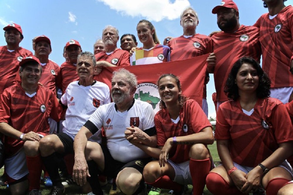 O ato de inauguração do campo de futebol Dr. Sócrates, neste sábado (23), atraiu mais de 1500 pessoas para a Escola Nacional Florestan Fernandes (ENFF) em Guararema, cidade do interior de São Paulo (SP); artistas, políticos e amigos do MST marcaram presença na atividade deste sábado, como o ex-presidente Luiz Inácio Lula da Silva, o compositor Chico Buarque e os cantores Lirinha, Mano Brown e Otto