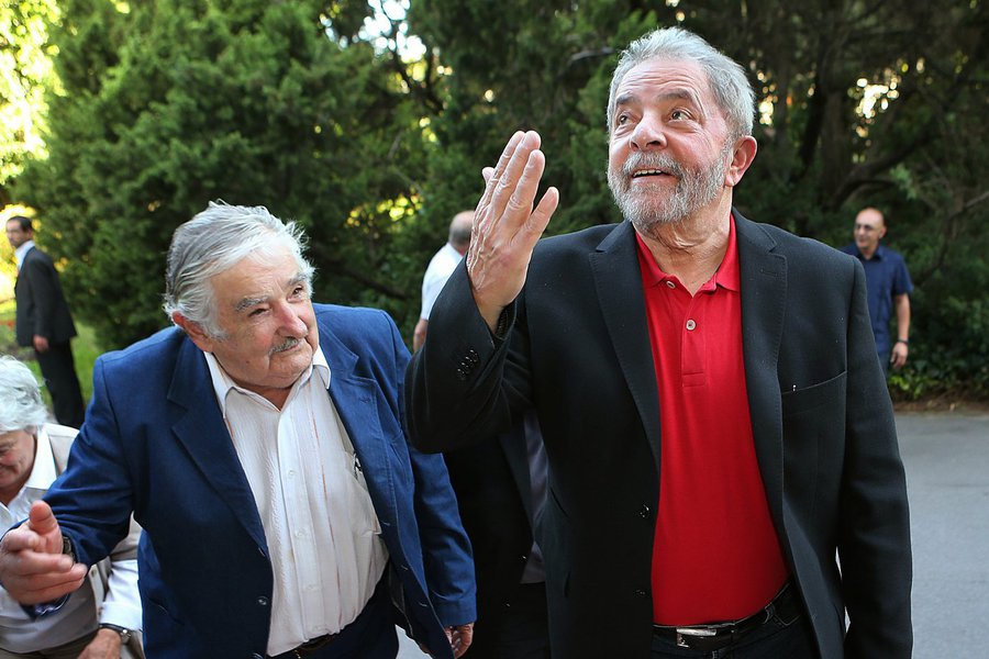 Jornalista Tereza Cruvinel sugere em seu blog, "como contribuição às possibilidades reflexivas nesta pausa de final de ano", uma entrevista com o ex-presidente uruguaio Pepe Mujica; ele lamenta a interrupção dos avanços obtidos na integração sul-americana e faz uma defesa vigorosa do ex-presidente Lula e de sua candidatura; "Lula, para mim, é um homem muito importante. É um capital do povo brasileiro. Aliás, de toda a América Latina. Se Lula não puder ser candidato, é preciso tomar a decisão de apoiar quem for indicado por ele"