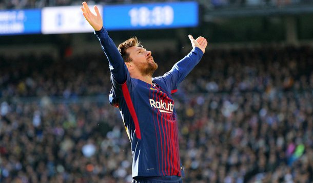 A esperança do Real Madrid de defender o título espanhol da temporada passada praticamente virou pó neste sábado, depois que o Barcelona foi ao Santiago Bernabéu e venceu por 3 a 0, com gols de Luis Suárez, Lionel Messi e Aleix Vidal. A diferença entre os dois na tabela agora é de 14 pontos; Suárez abriu o placar após belo passe em contra-ataque de Sergi Roberto, aos 9 minutos da etapa final; Messi marcou o segundo de pênalti 20 minutos depois, quando Dani Carvajal cortou com as mãos cabeçada do brasileiro Paulinho que iria para o gol; o merengue foi expulso no lance