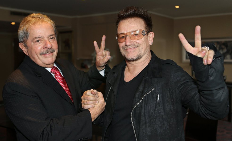 O senador Roberto Requião (PMDB-PR) afirmou nesta segunda-feira (18) que o cantor Bono Vox deverá viajar a Porto Alegre para acompanhar o julgamento do ex-presidente Lula, marcado para 24 de janeiro; além do vocalista do U2, o ex-presidente do Uruguai Pepe Mujica também confirmou participação nos atos em defesa de Lula; Requião diz que o senador americano Bernie Sanders também poderá participar no que chama de Fórum Social Mundial Extraordinário