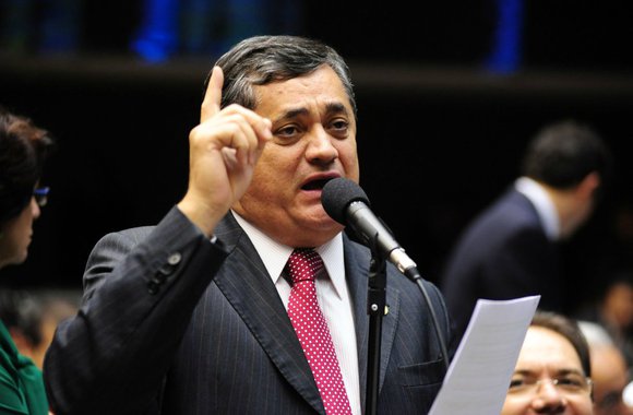 Em avaliação do trabalho da Oposição na Câmara, o líder da Minoria, José Guimarães (PT-CE), destacou que, entre vitórias e derrotas, o bloco contrário ao governo Michel Temer saiu “mais forte para pacificar o País naquilo que é fundamental: não permitir a votação de nenhuma matéria que retire direitos dos trabalhadores e das trabalhadoras brasileiras”. O deputado aproveitou para convocar a população para os grandes embates de 2018, como a votação da Reforma da Previdência e o julgamento do ex-presidente Lula. “O que está em jogo é a democracia, é a justiça. O que está em jogo é o direito que o presidente Lula tem de ser candidato”