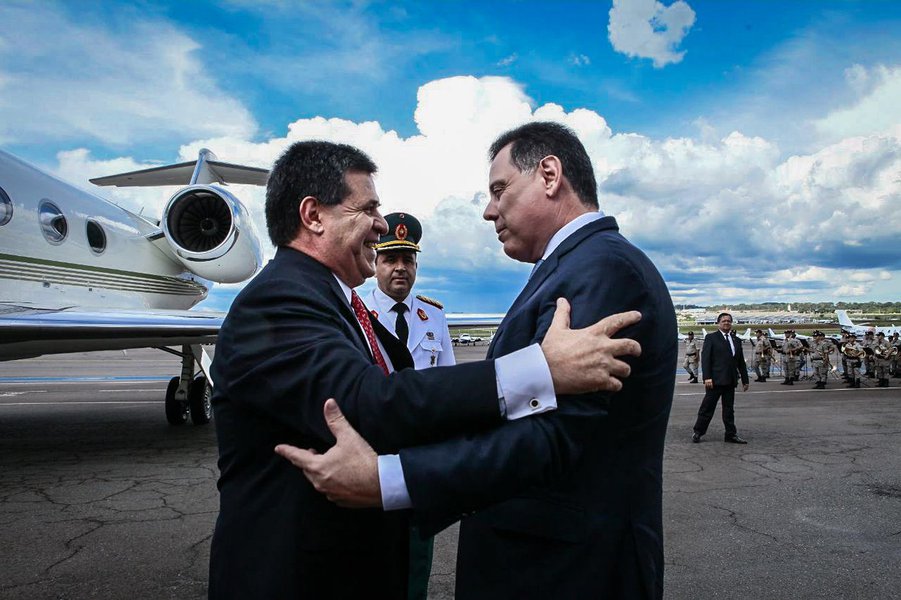 Ao retribuir, nesta quarta-feira (20), com visita oficial a Goiás, a Missão Comercial do Governo do Estado a seu país, o presidente do Paraguai, Horacio Cartes, afirmou que o governador Marconi Perillo é o líder das economias em crescimento no Brasil, citando em especial o Brasil Central; na Conferência Internacional Goiás-Paraguai, realizada na sede da Federação das Indústrias do Estado de Goiás (Fieg), Cartes agradeceu Marconi pela acolhida e disse que “ama o Brasil”; "Marconi é líder dos Estados brasileiros em desenvolvimento", afirmou, destacando que a gestão do tucano é modelo nacional