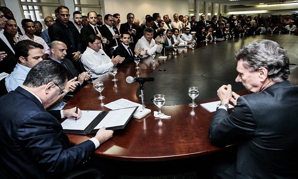 Onze grandes empresas vão se instalar em Goiás no decorrer de 2018; em evento no Palácio Pedro Ludovico Teixeira, o governador Marconi Perillo assinou com empresários e prefeitos de nove cidades protocolo de intenções para instalação das fábricas nas cidades de Anápolis, Goianésia, Abadia de Goiás, Cachoeira Alta, Jataí, Itumbiara, Ipameri, Campos Verdes e Santo Antônio da Barra; juntas, as empresas vão investir no Estado R$ 485.950.000,00, e gerar 4.186 empregos diretos e indiretos; "Estamos na vanguarda da economia nacional", disse Marconi