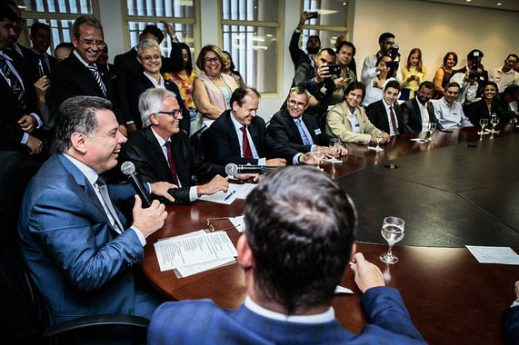 O governador Marconi Perillo e secretários estaduais assinaram, na terça-feira, protocolo de intenções entre o Governo de Goiás e mais 11 empresas que farão investimentos da ordem de R$ 313.500.000,00 no Estado, e gerarão 4.790 empregos diretos e indiretos; somados os investimentos anunciados na segunda-feira por outras empresas (R$ 485.950.000,00), Goiás receberá aporte de R$ 800 milhões, e gerará, no decorrer de 2018 e 9.026 novas vagas de trabalho; Marconi afirmou que os investimentos provam que os empresários continuam acreditando na segurança jurídica, no licenciamento, nos benefícios e no trabalho de toda a equipe do governo estadual