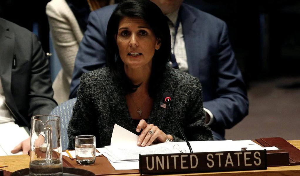 
Os Estados Unidos utilizaram seu poder de veto nesta segunda-feira (18) para barrar a resolução contrária ao reconhecimento de Jerusalém como capital de Israel no Conselho de Segurança da Organização das Nações Unidas (ONU); Todos os outros 14 membros do Conselho de Segurança apoiaram a resolução apresentada pelo Egito, que participa do órgão como membro rotativo, mas a embaixadora dos EUA na ONU, Nikki Haley, utilizou o poder de veto detido por Washington
