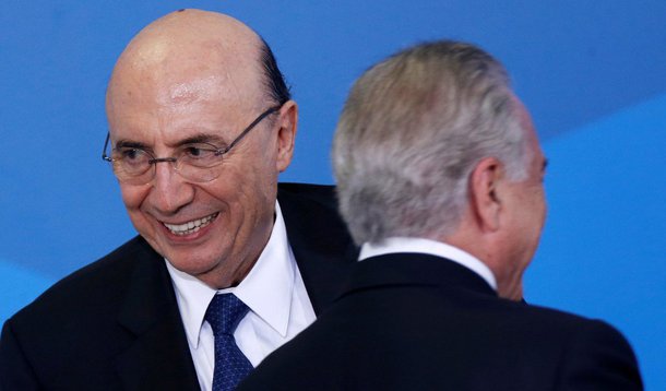 Ministro da Fazenda, Henrique Meirelles, não descartou o aumento de impostos no ano que vem para compensar a não aprovação de medidas fiscais enviadas pelo governo, e reconheceu que há risco de rebaixamento da nota de crédito do Brasil antes da votação da reforma da Previdência; "Estamos analisando o que pode ser feito do ponto de vista jurídico nesse momento, as opções não são grandes de fato", disse; "Vamos sim trabalhar firme para a aprovação de mais medidas fiscais a partir de fevereiro. Não teremos foco único e exclusivo na Previdência", completou