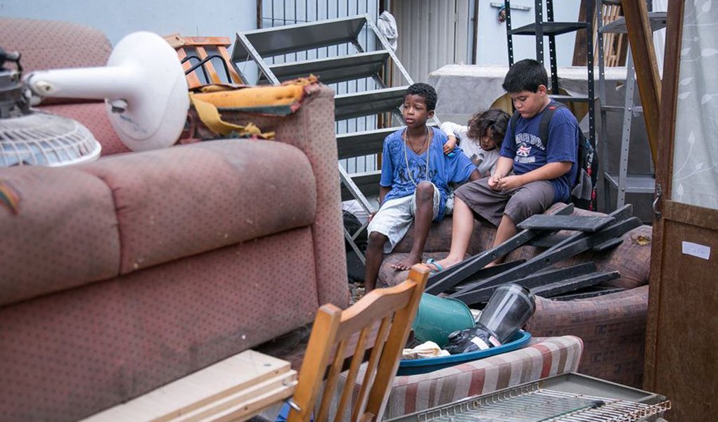 Em junho de 2017, depois de promover uma batalha campal do lado de fora do prédio, a Brigada Militar removeu as famílias que ocupavam o prédio pertencente ao governo do Estado na esquina das ruas Andrade Neves e General Câmara; as cerca de 70 famílias que moravam no local tiveram pouco tempo para retirar suas coisas e muitos pertences ficaram para trás; Movimento de Luta nos Bairros Vilas e Favelas (MLB) entrou na Justiça pedindo a devolução desses bens; nesta semana, mais de seis meses depois da reintegração de posse, a Casa Civil do governo do Estado finalmente retornou os materiais