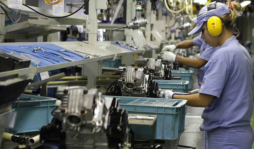 Monitor do PIB-FGV mostra crescimento de 0,1% do PIB em outubro, em relação a setembro; no trimestre móvel encerrado em outubro, o crescimento acumulado passa para 0,3%, na comparação com o trimestre móvel encerrado em julho; pela ótica da demanda, a taxa de consumo das famílias acumulada em 12 meses foi positiva em 0,2%, após 26 meses consecutivos de variações negativas