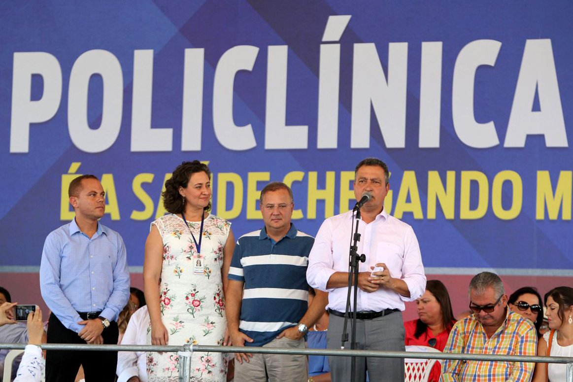 O governador Rui Costa (PT) inaugurou nesta sexta-feira a quarta Policlínica Regional de Saúde, em Jequié; a unidade vai atender aos 28 municípios que integram o Consórcio Público Interfederativo de Saúde da Região, alcançando mais de 500 mil baianos com oferta de diversos serviços de saúde; Rui destacou que o sucesso dos modelos da Policlínica é atribuído ao modelo de gestão, que não tem interferência do Governo do Estado no cargo de direção do equipamento; "Para fugir de uma eventual disputa política, entre lideranças, e garantir uma postura profissional às unidades, foi realizada uma seleção pública para a escolha dos diretores e diretoras das policlínicas", afirmou Rui