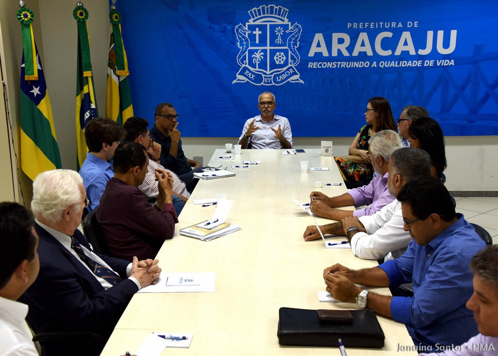 No encontro com o secretariado, o prefeito Edvaldo Nogueira (PCdoB) fez um balanço das principais ações do governo e agradeceu o empenho de toda a equipe no enfrentamento das principais questões da cidade; Edvaldo ressaltou que as medidas de austeridade tomadas no início do governo continuam válidas