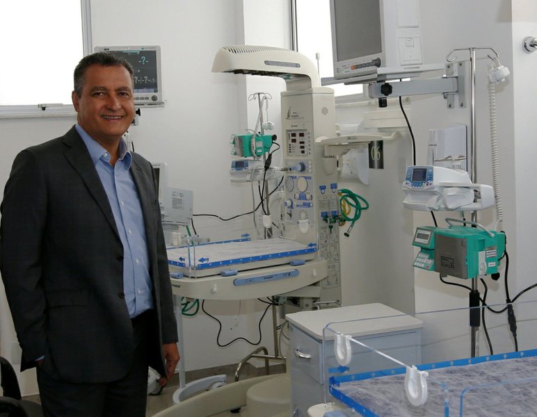 O governador Rui Costa inaugurou na manhã desta terça-feira em Feira de Santana as obras de reforma dos pavimentos 1, 2, 5 e 6 do Hospital Estadual da Criança e inaugurou a Ala de Maternidade, capaz de realizar partos de alto risco; "Buscamos uma solução para os problemas relacionados a partos no município, por conta da falta de leitos. Hoje, com a ampliação, temos uma unidade com altíssimo padrão, dotada com a última geração de equipamentos. A maternidade sai do Clériston Andrade e vem para o HEC. Não tenho dúvidas que muitas vidas, tanto das mães quanto dos bebês, serão salvas", diz Rui