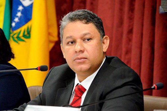 “Joguinho político” e “armação sarnopetista”, assim alguns membros do PT definem o manifesto divulgado na imprensa pela corrente Construindo um Novo Brasil (CNB) defendendo candidatura própria do partido ao Governo do Maranhão e o nome de Raimundo Monteiro para concorrer ao cargo; ao contrário de algumas informações divulgadas, apenas parte da CNB concordou com o manifesto, todos ligados ao deputado estadual Zé Inácio (PT); presidente do diretório de São Luís, vereador Honorato Fernandes, a ampla maioria das correntes petistas está de acordo com o apoio ao governador Flávio Dino (PCdoB)
